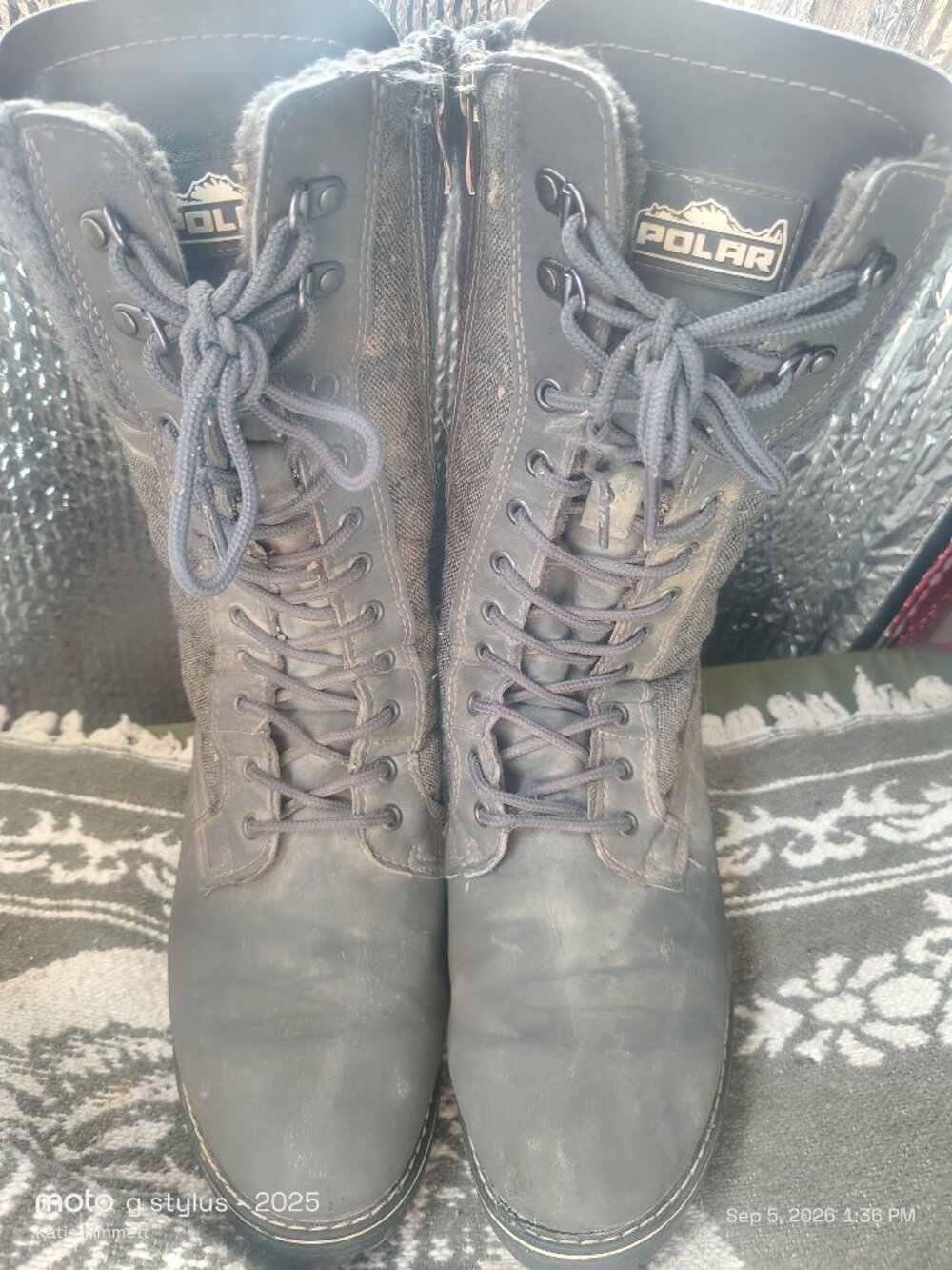 Gray Polar Boots – Women’s Size 9